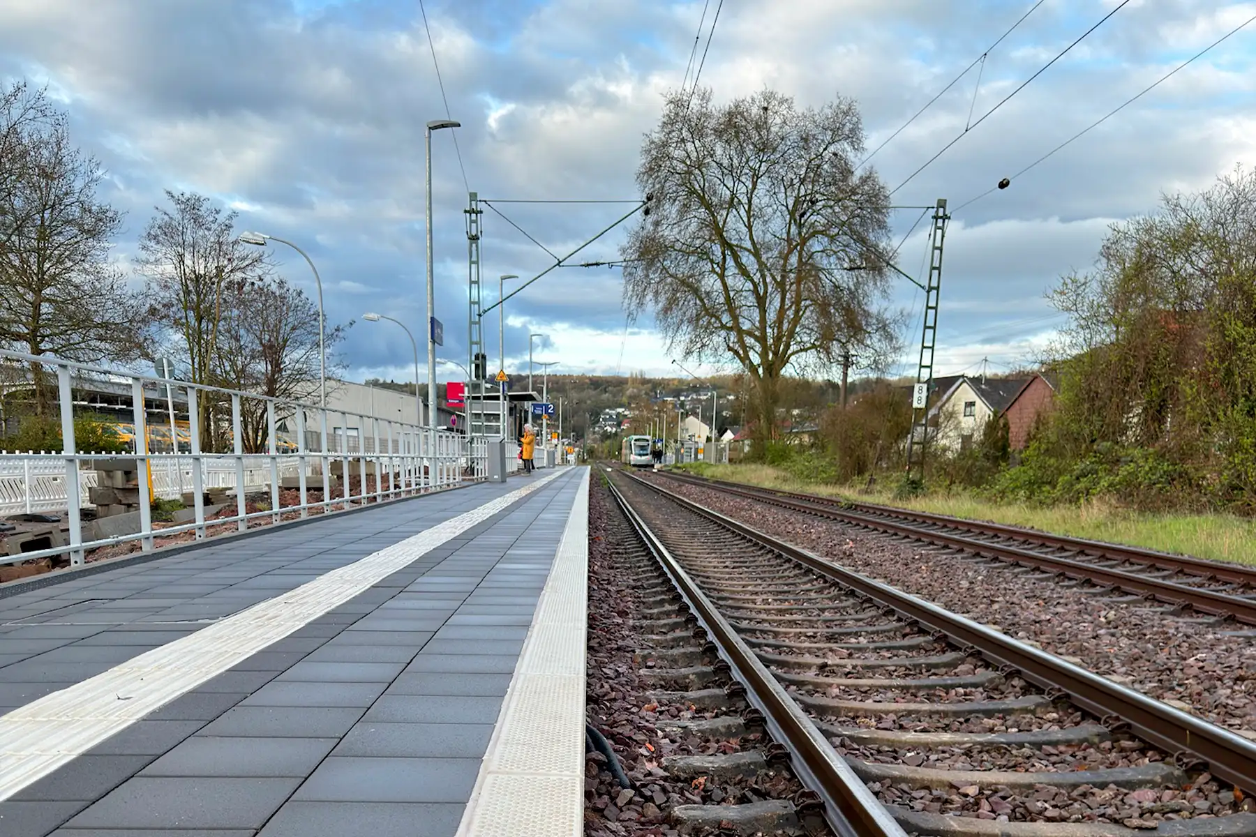 Bahnsteigsanierung in Bübingen. Ein fertiges Bahngleis frontal fotografiert.