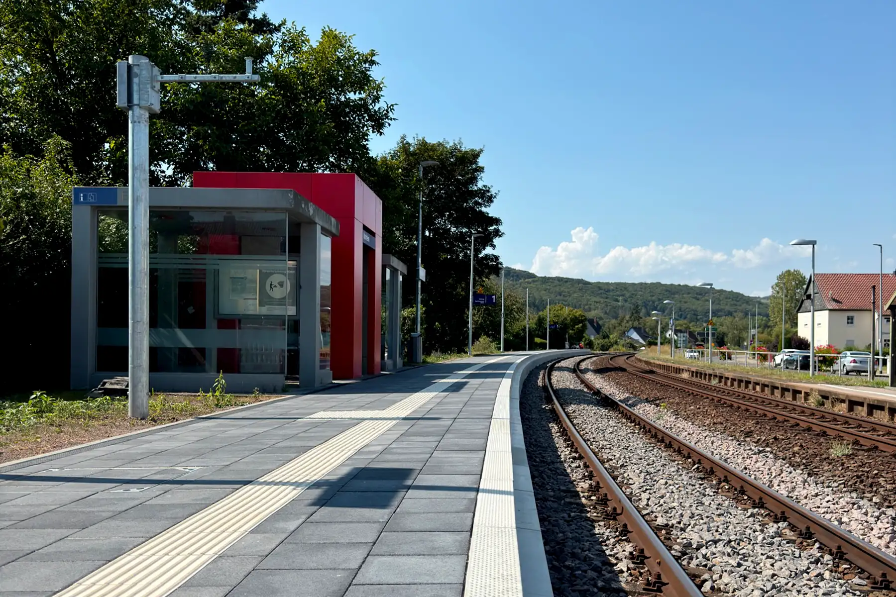 Bahnsteigbau in Bübibgen. Blick auf den fertigen Bahnsteig
