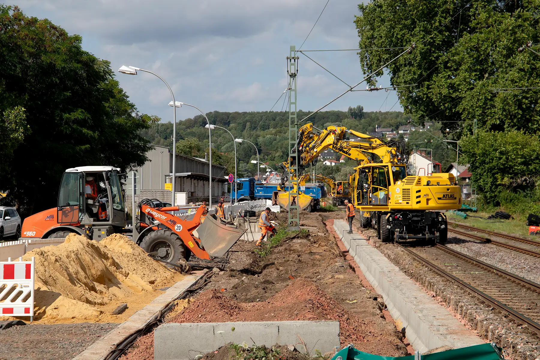 Bahnsteigsanierung in Bübingen. Baustelle mit Maschinen und noch unfertigen Gleisen.