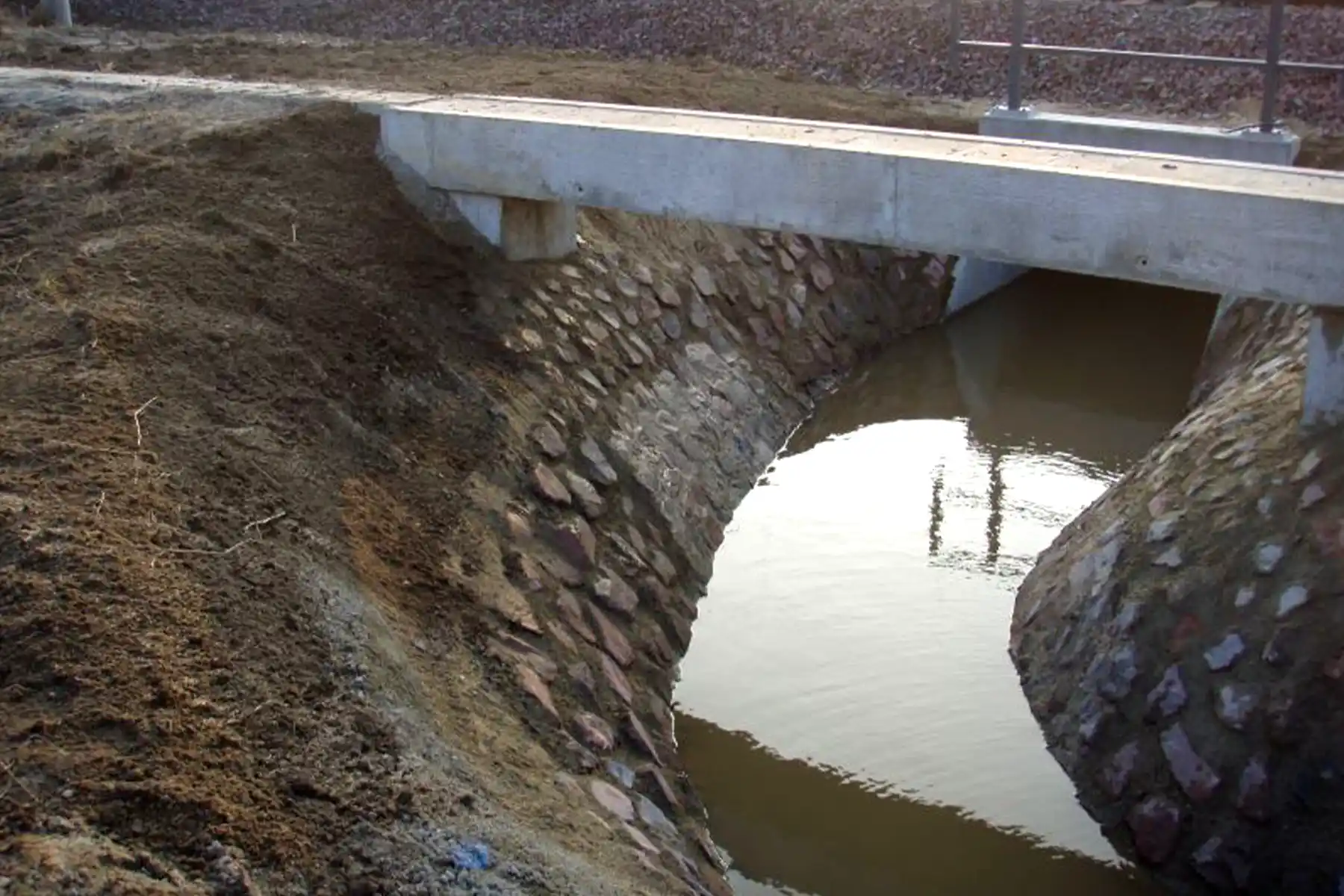 Durchlasssanierung: Kurzes Grabenstück mit Wasser gefüllt