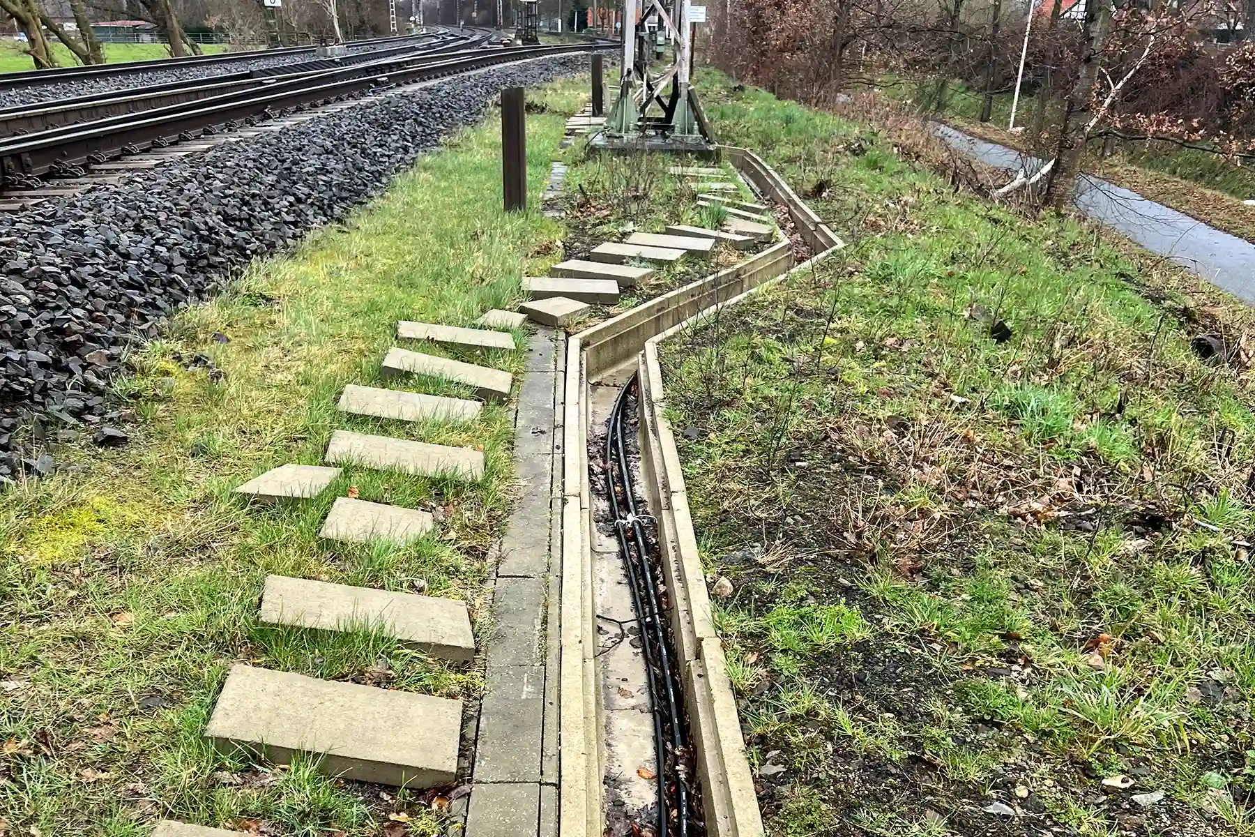 Kabeltiefbau in Dortmund. Offen gelegtes Kabel mit losen Platten