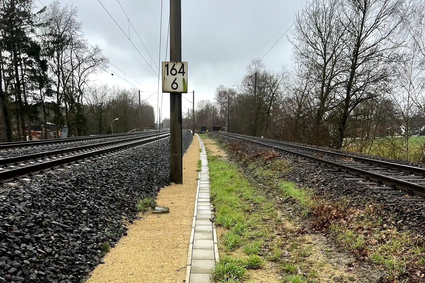 Kabeltiefbau in Dortmund. Abgeschlossenes Bauprojekt. Blick auf das fertige Bahngleis